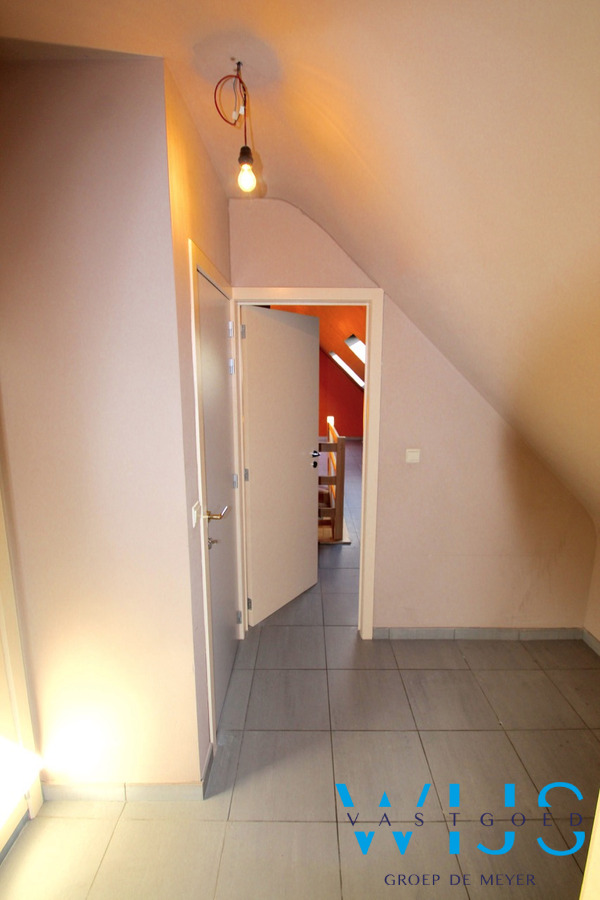 Zeer ruim lichtrijk appartement met 4 slaapkamers ! 