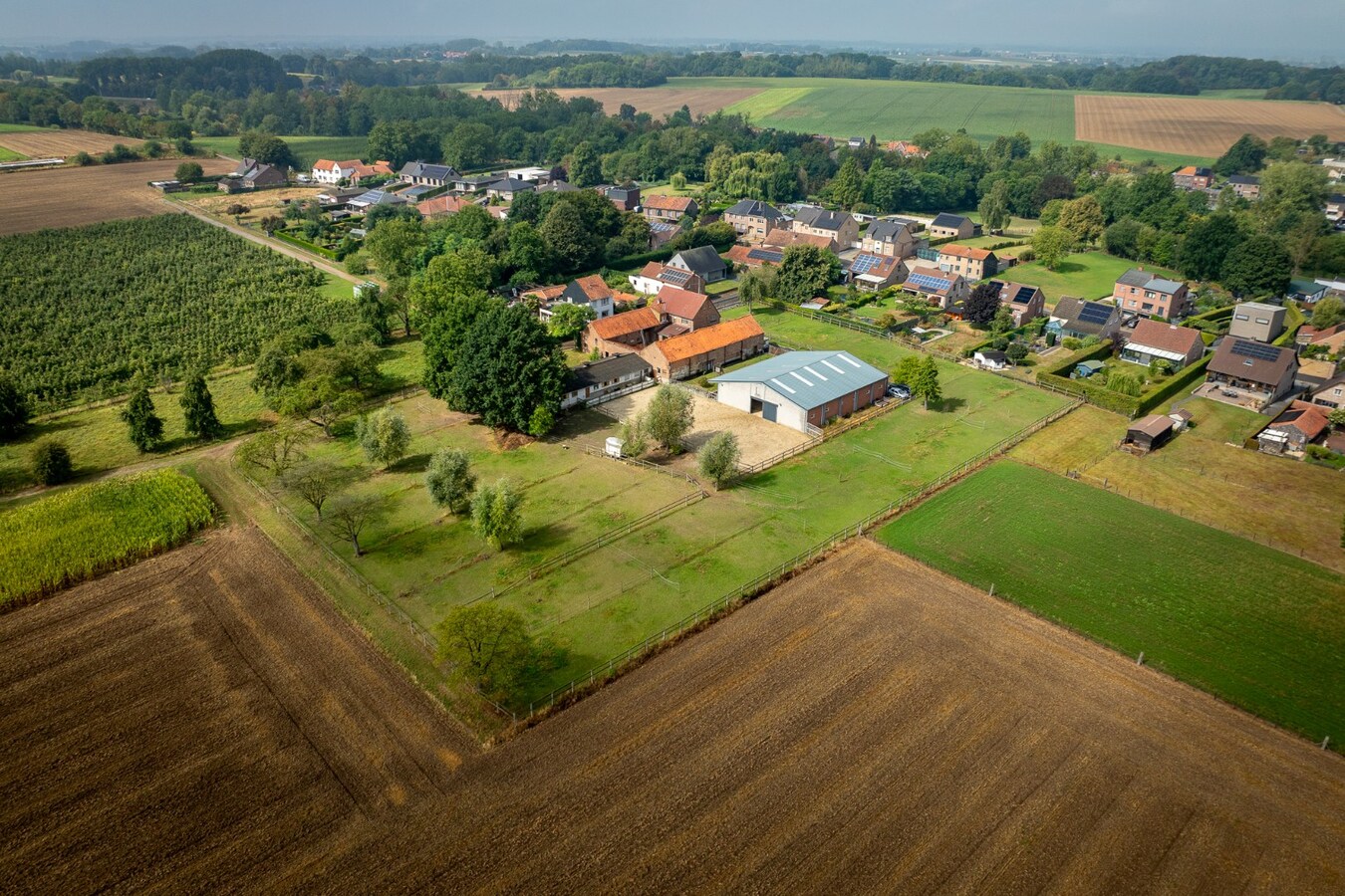 Ruime woning met buitenpiste en kleine binnenpiste op ca. 1,03ha te Hoeselt 