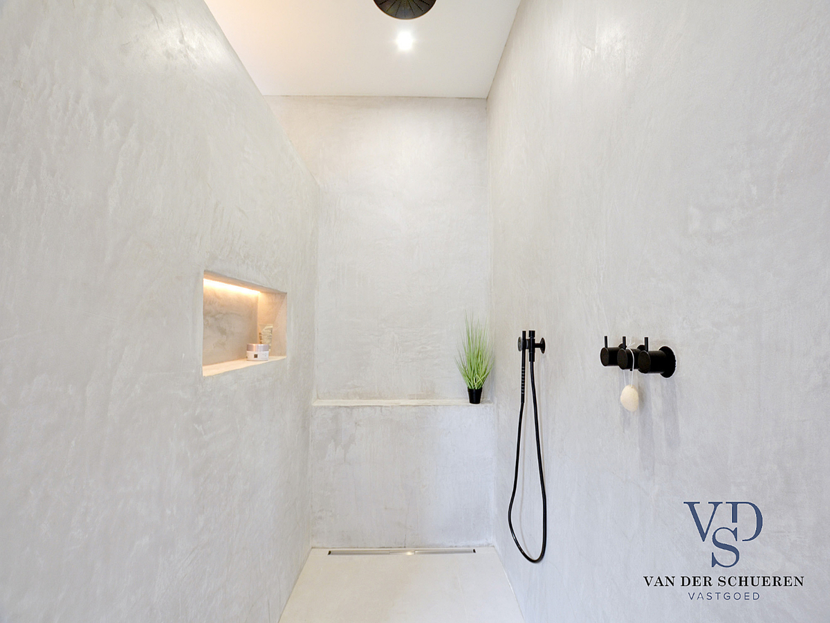 Exceptioneel gelegen, eigentijdse bungalow-villa. 