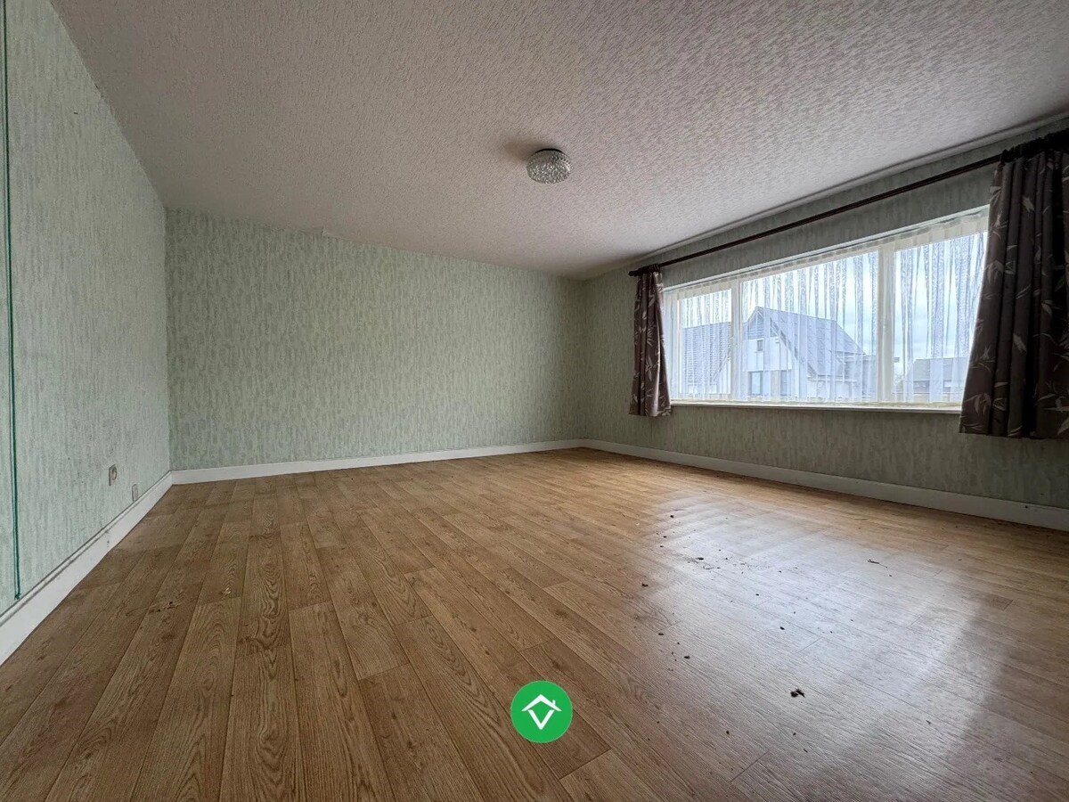 Te renoveren woning met 5  slaapkamers en bijhorend stuk bouwgrond te Koekelare 
