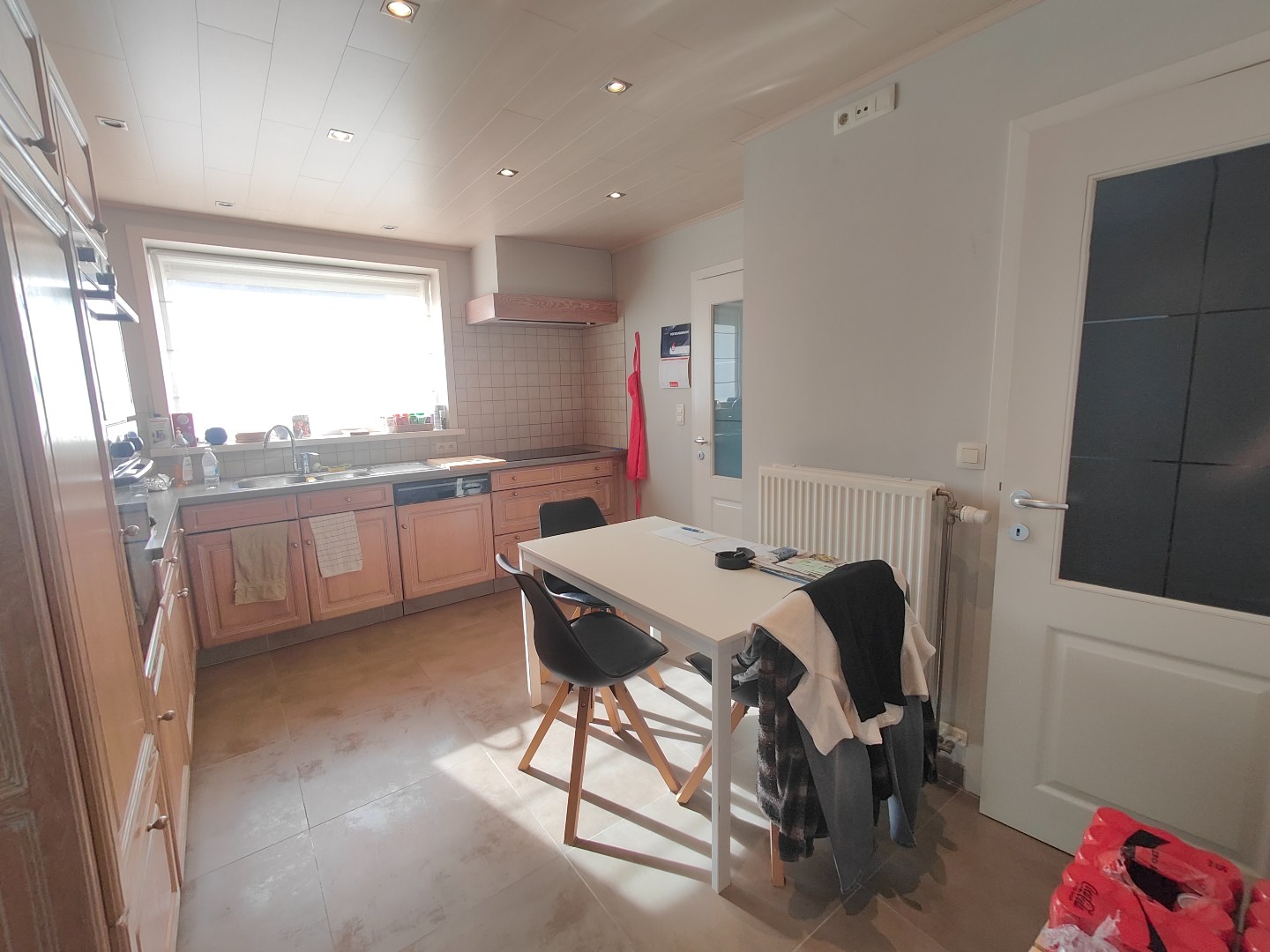 Charmante woning te huur op toplocatie vlakbij het centrum van Ardooie. 