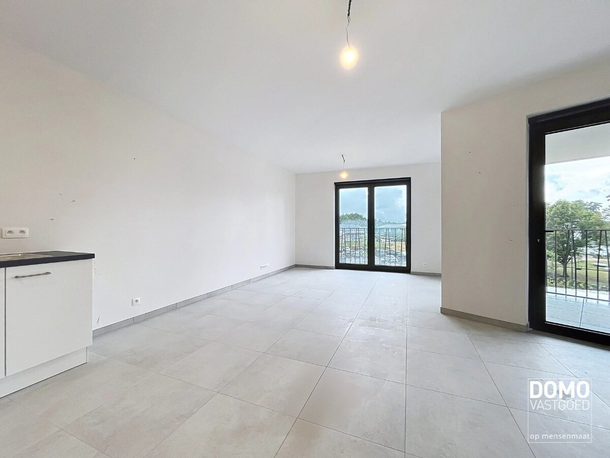 VOLLEDIG AFGEWERKT NIEUWBOUWAPPARTEMENT MET 1 SLAAPKAMER, TERRAS EN ONDERGRONDSE AUTOSTANDPLAATS IN RESIDENTIE "DE KWINT" TE ZONHOVEN 