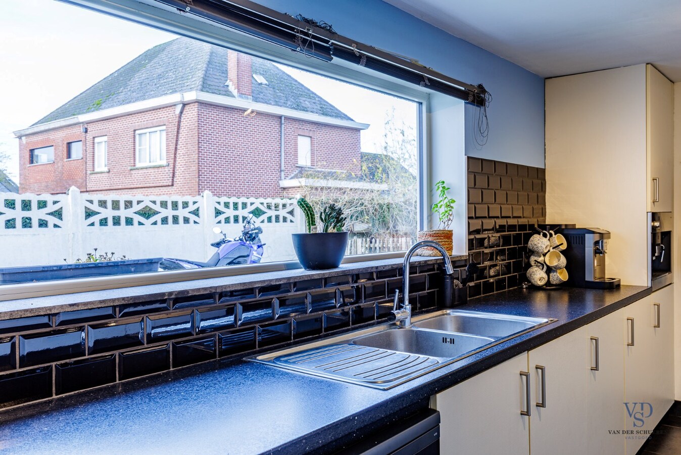 Ruime, deels gerenoveerde Half Open Bebouwing 