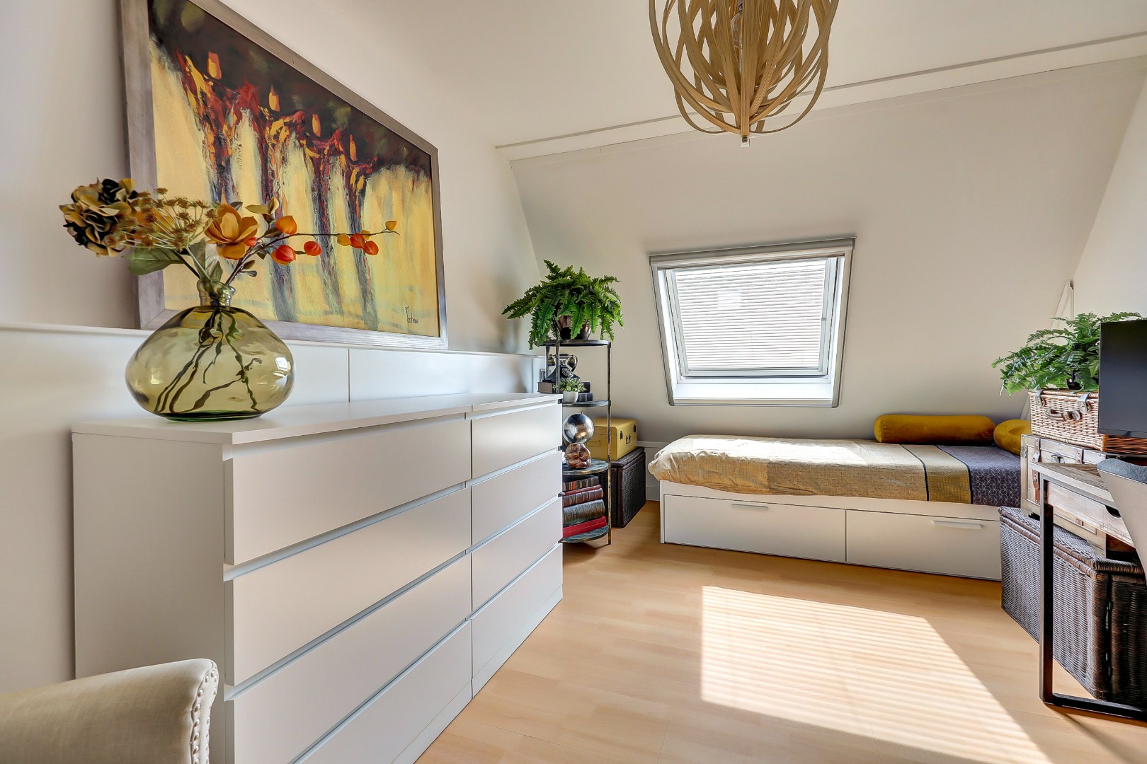 Instap klaar en moderne 4-kamer hoekwoning met 3 ruime slaapkamers, fraaie keuken en badkamer, onderhoudsvriendelijke tuin en gelegen op eigen grond. 