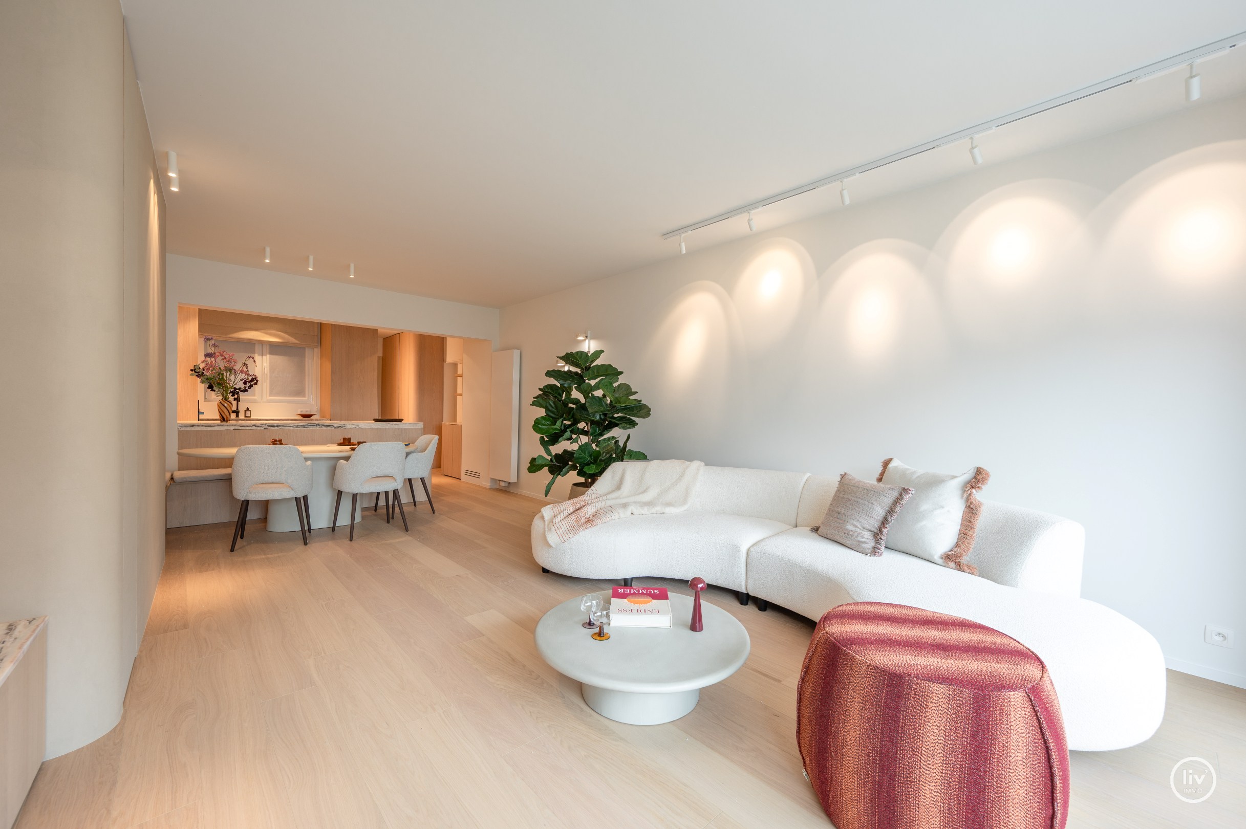 Magnifique appartement rénové de 3 chambres avec vue dégagée situé sur l'avenue Jozef Nellens à Knokke. 