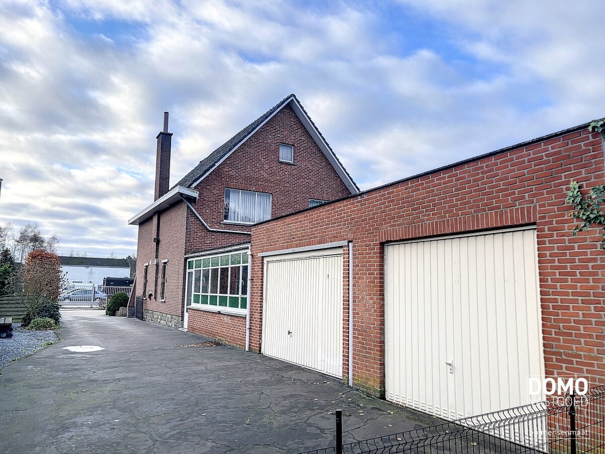 Ruime open bebouwing met tuin gelegen te Kermt. 