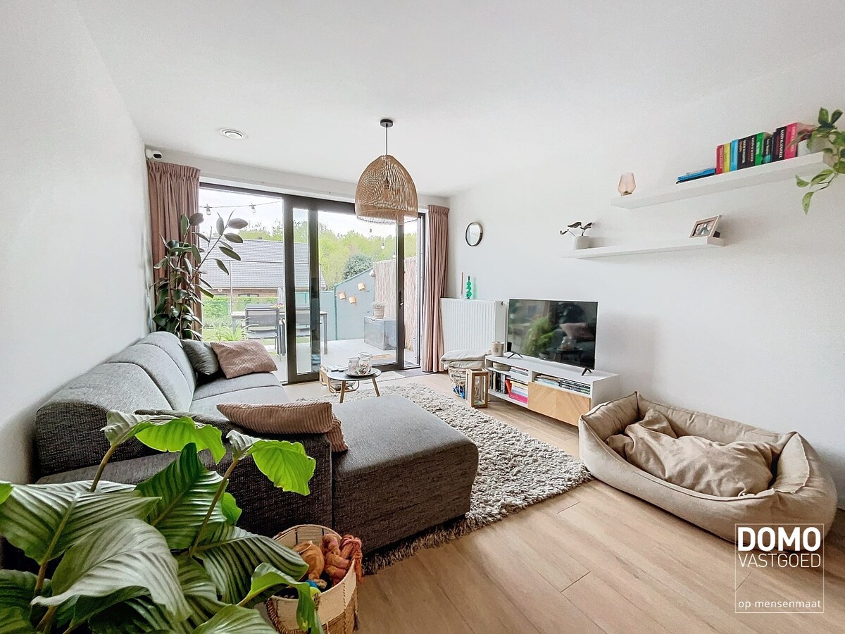 GELIJKVLOERS 1 SLAAPKAMER APPARTEMENT MET TUIN TE KERMT 