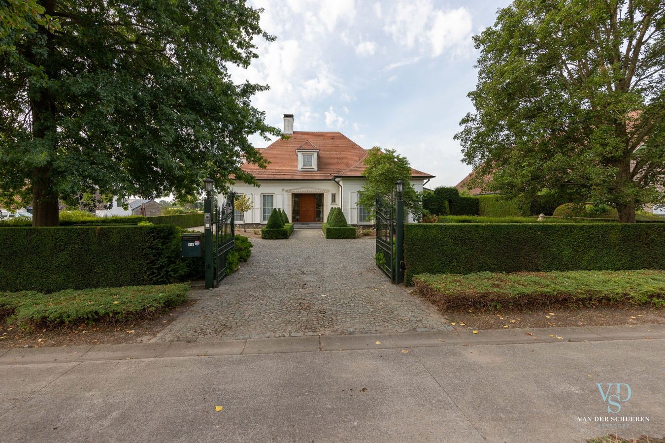 Lichtrijke, stijlvolle villa  (EPC van 254 !). 