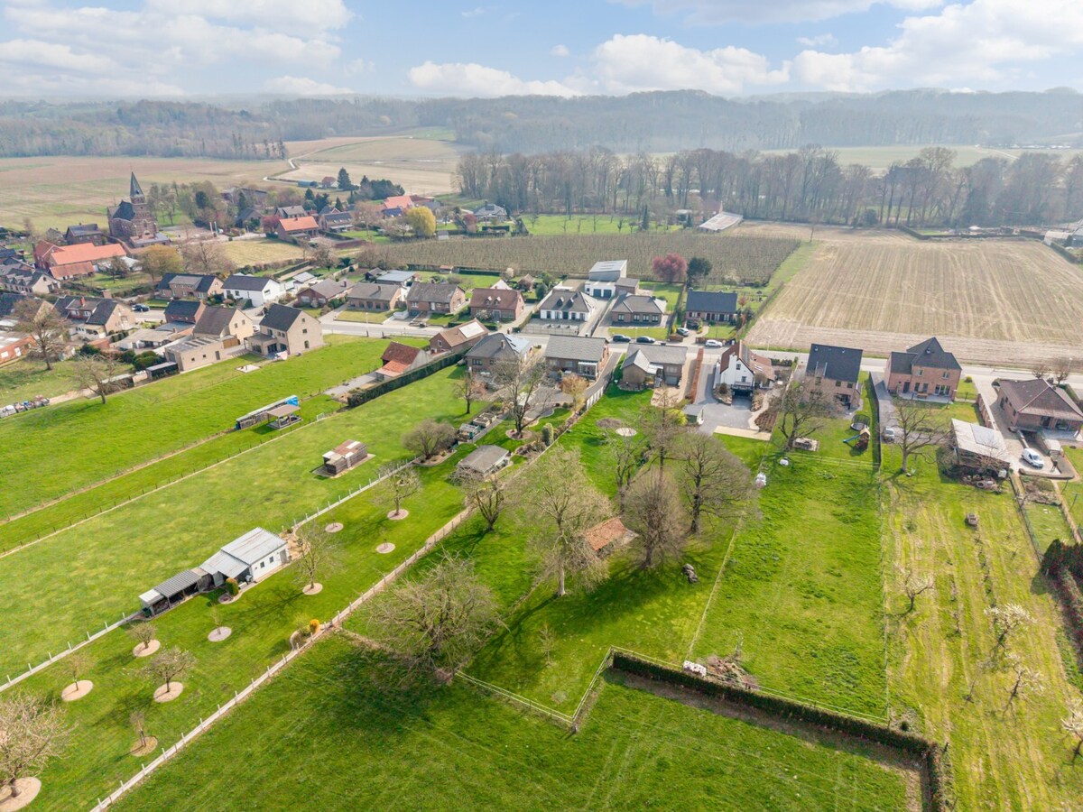 Zeer goed onderhouden gelijkvloerse gezinswoning op een riant perceel van 19a75ca op een rustige locatie te Schalkhoven, een deelgemeente van Hoeselt. 