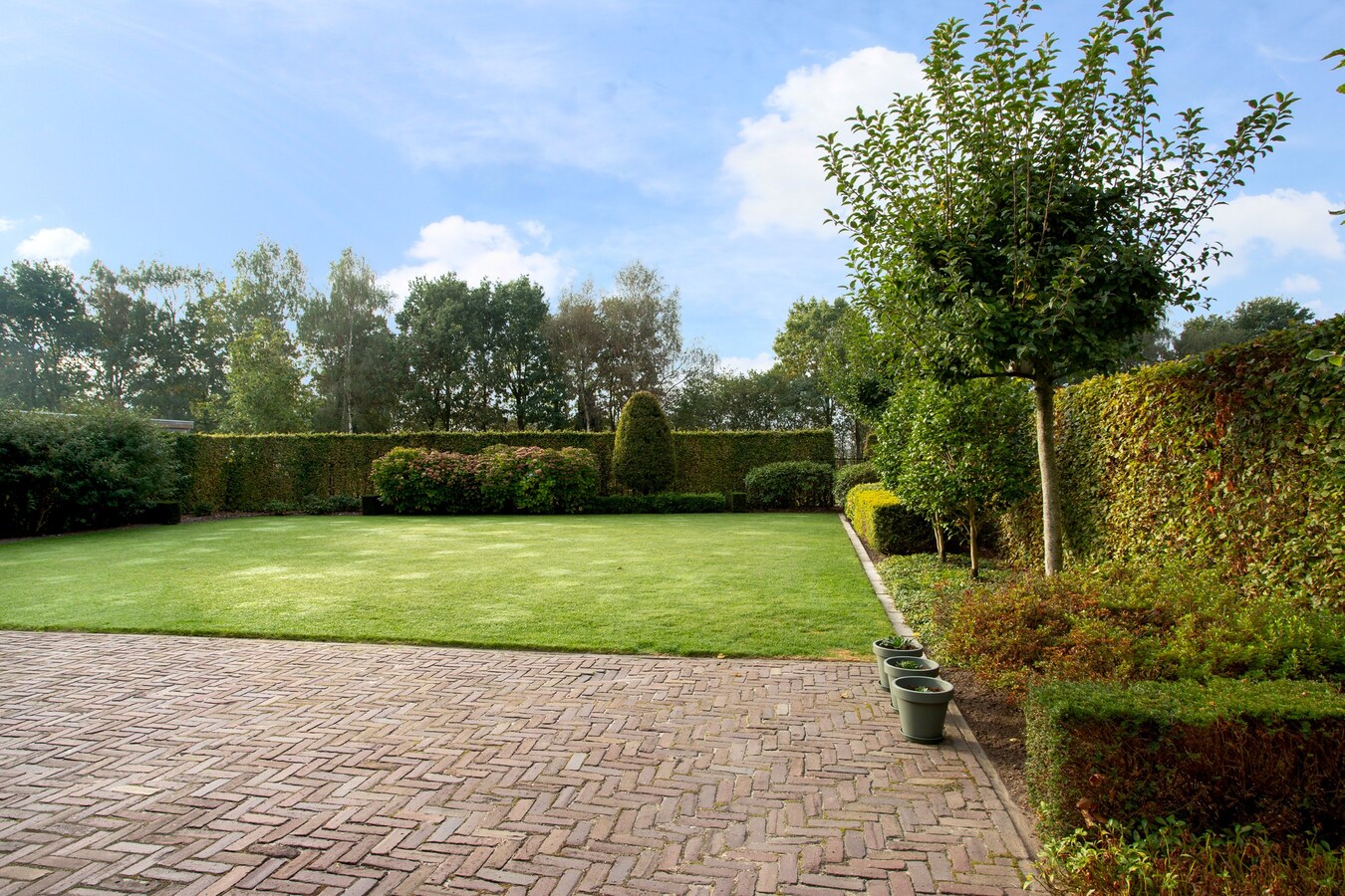 Unieke, onder architectuur gebouwde villawoning met luxe afwerking en prachtig uitzicht op het buitengebied. 
