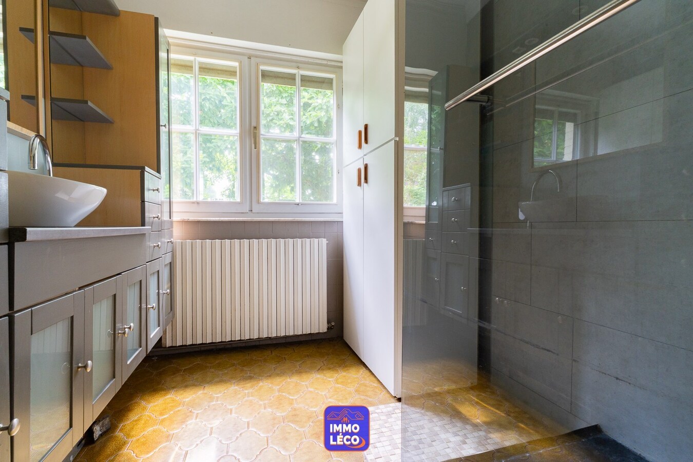 Villa "Semi Plain-Pied" érigée sur 2840m² avec grand étang, 2 garages &amp; parking privatif. 