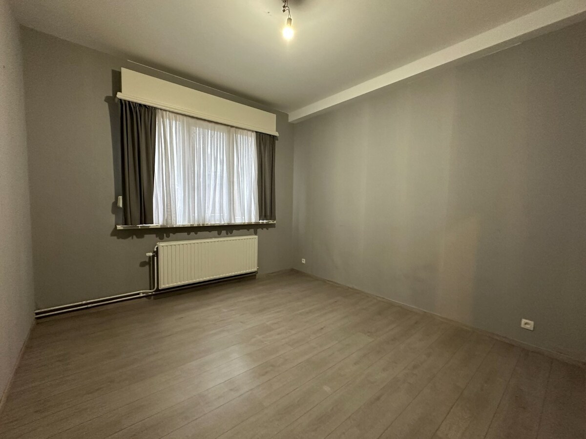 Gelijkvloersppartement met 3 slpk, dubbele garage, tuin en ruime kelder (120 m²) 