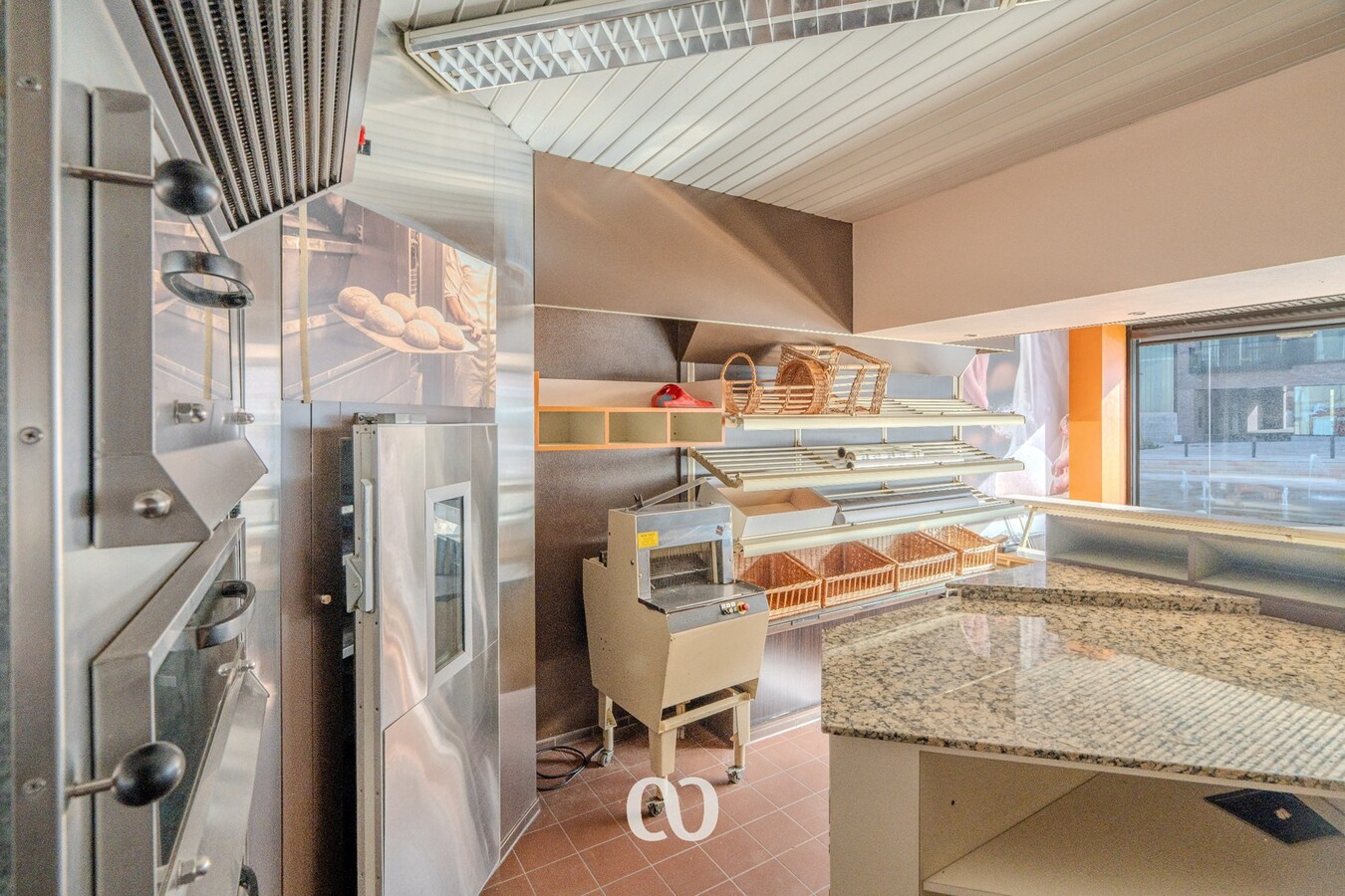 Handelspand met woonst en mogelijkheden in centrum Gavere 