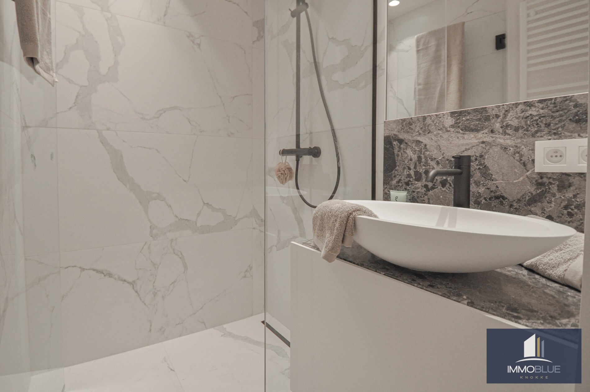 Appartement entièrement rénové avec deux grandes terrasses. 