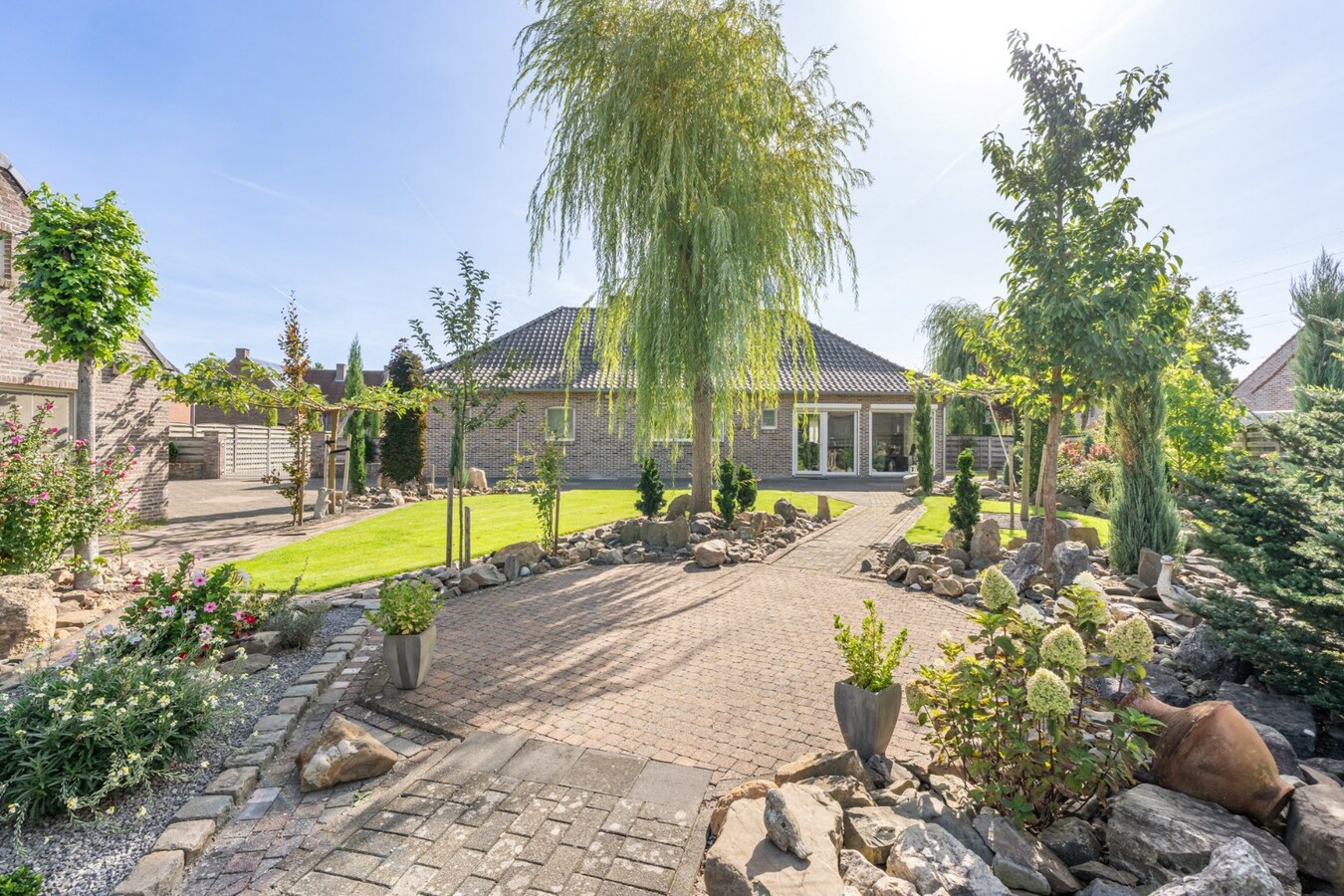 Stijlvolle gelijkvloerse gezinswoning op een perceel van 13a66ca op een rustige locatie te Kinrooi! 
