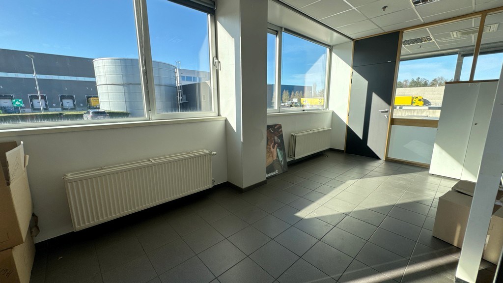 Magazijnen met kantoor te huur in Industriepark-Noord in Sint-Niklaas