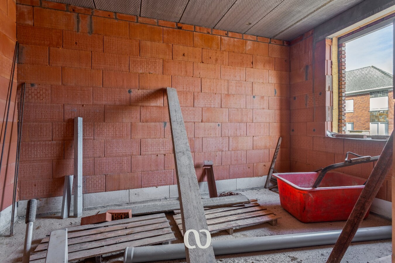 Zeer ruime ruwbouw woning op uitstekende locatie 