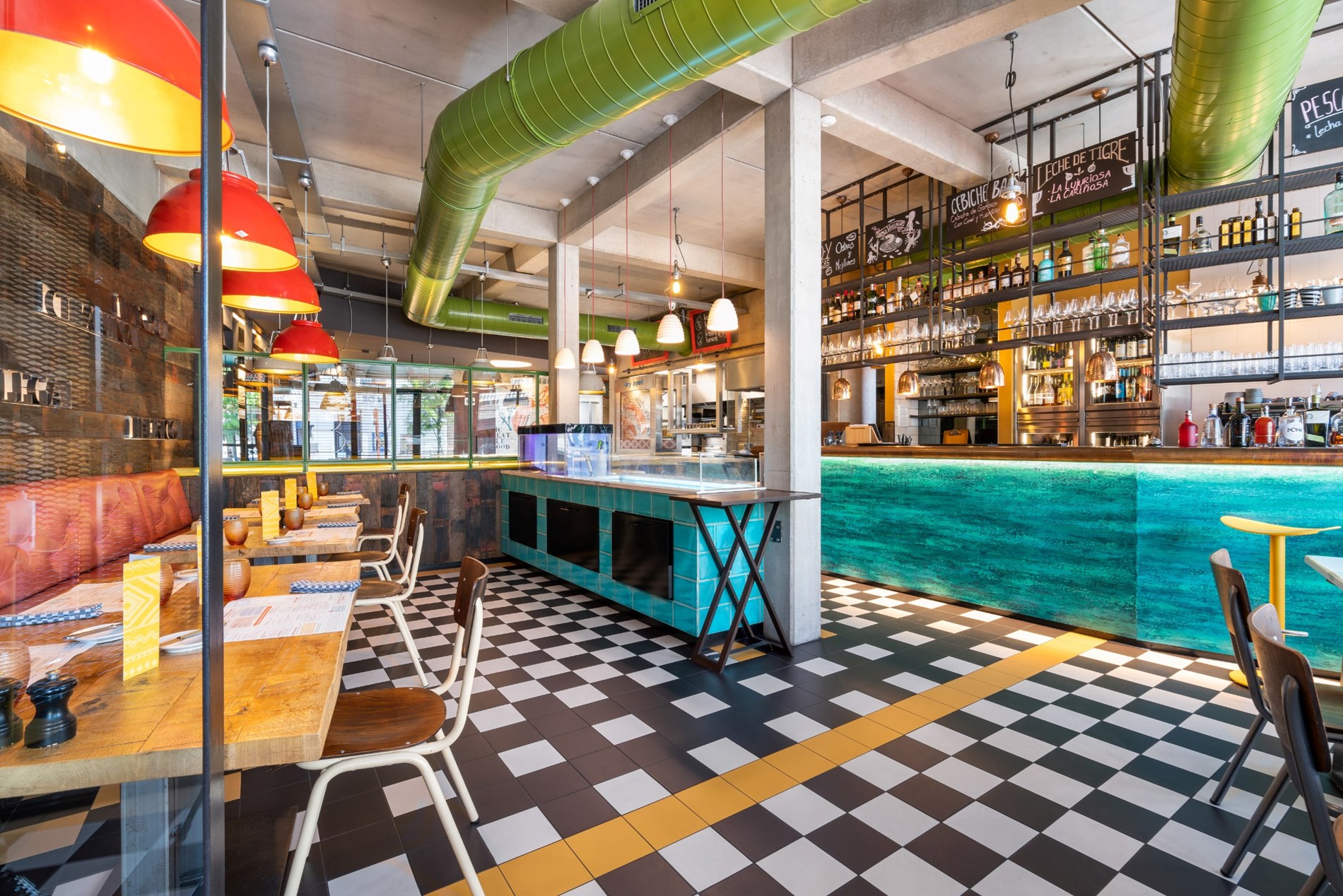 Magnifique local commercial fini (°2015), aménagé en restaurant équipé de toutes les technologies récentes et en excellent état, situé au centre de Knokke, à proximité de l'avenue Lippens et du marché 