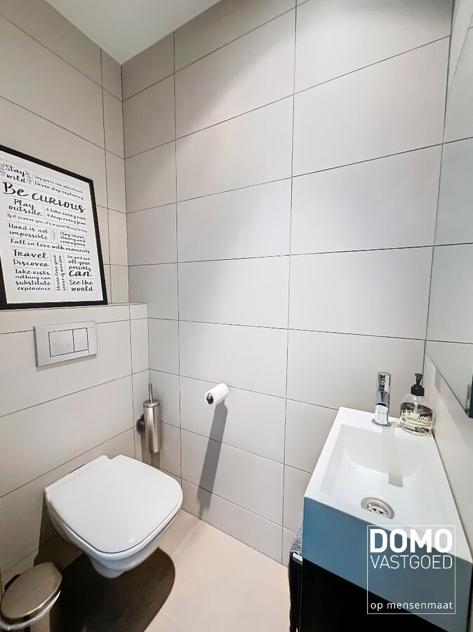 MODERNE OPEN BEBOUWING MET TUIN, INPANDIGE GARAGE EN 2 SLAAPKAMERS TE STOKROOIE 