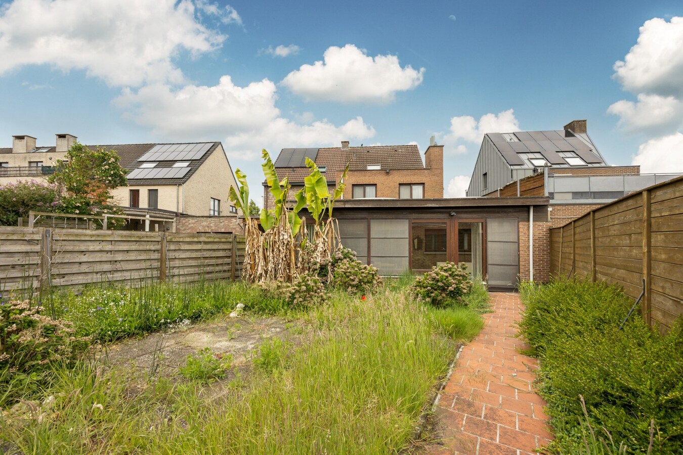 Ruime woning met praktijkmogelijkheden in het hart van Zoersel 