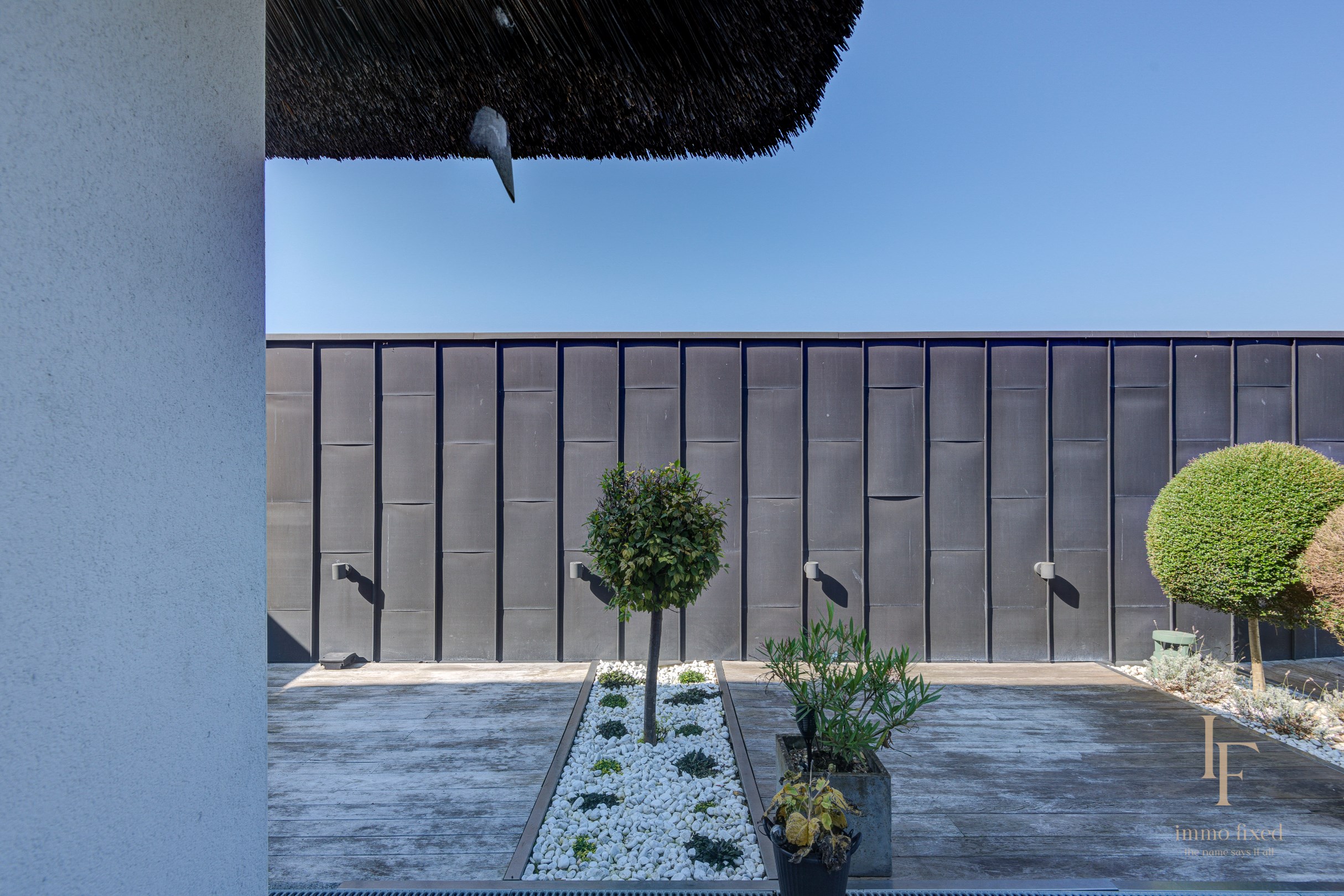 Villa met magazijn, garagebox en 12+ parkeerplaatsen te Kontich! 