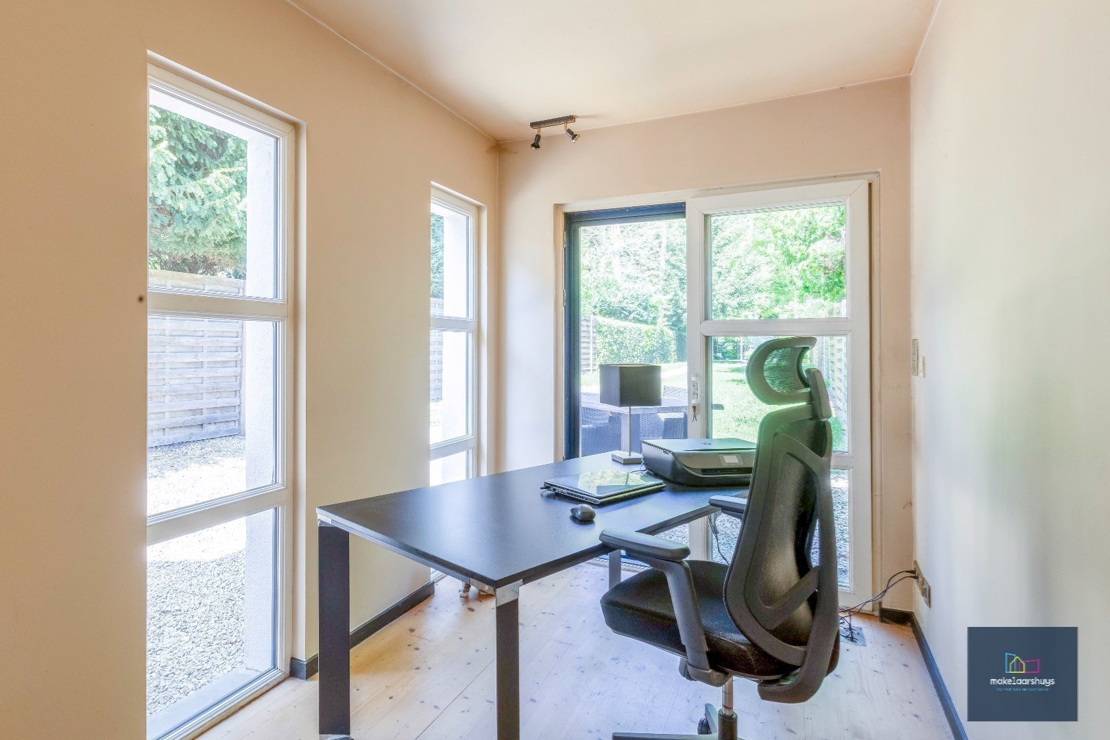 Halfopen bebouwing met zuidertuin en parkeergelegenheid nabij centrum Destelbergen 