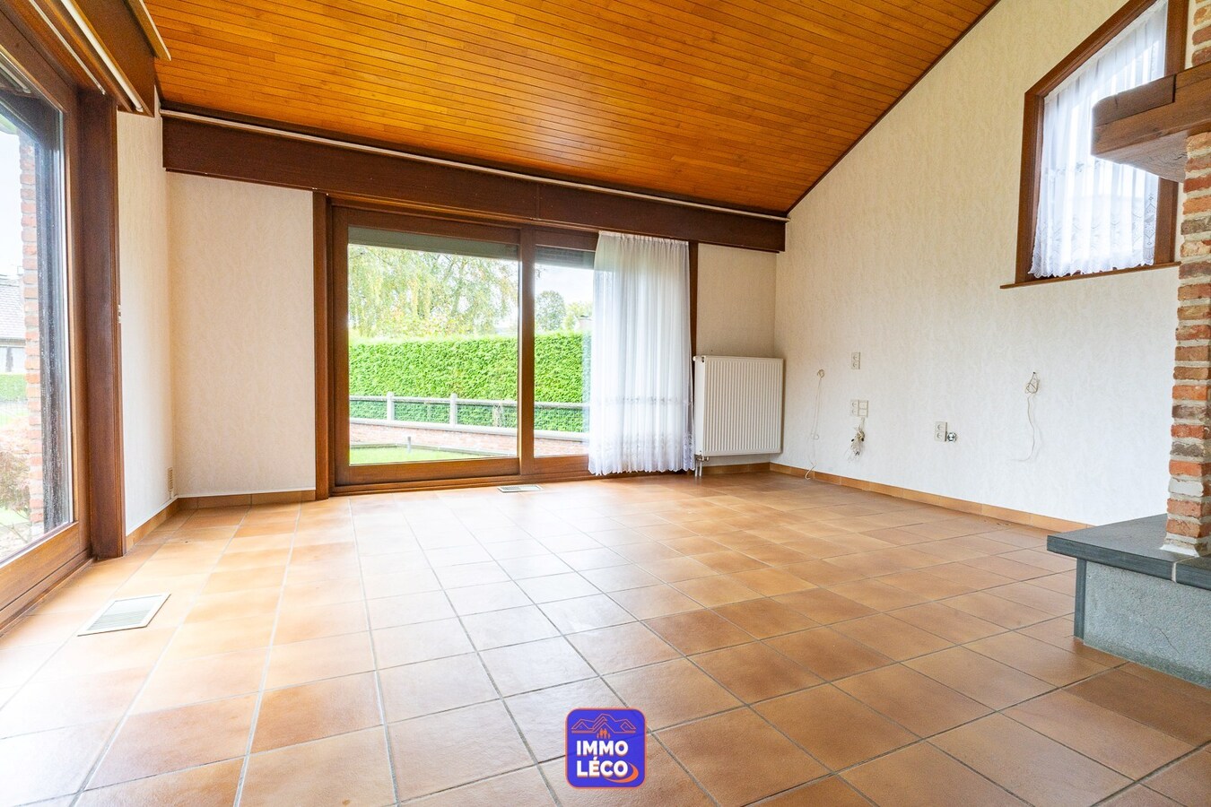 Villa d'architecte érigée sur 712m² avec jardin, double garage, parking privatif, dans un clos prisé ! 