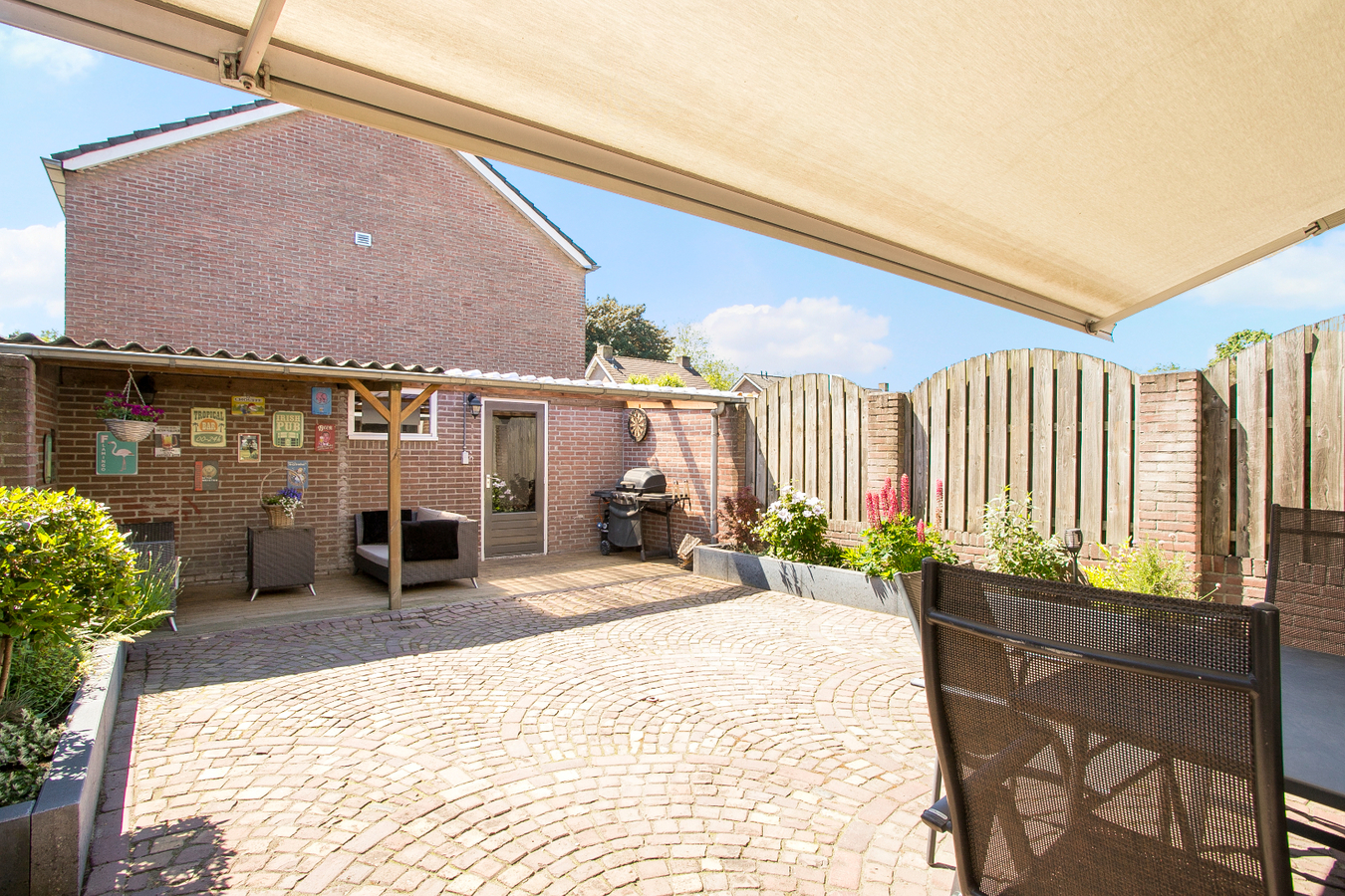 Instapklare eindwoning met 3 slaapkamers en grote zolderverdieping, berging en zonnige achtertuin. 