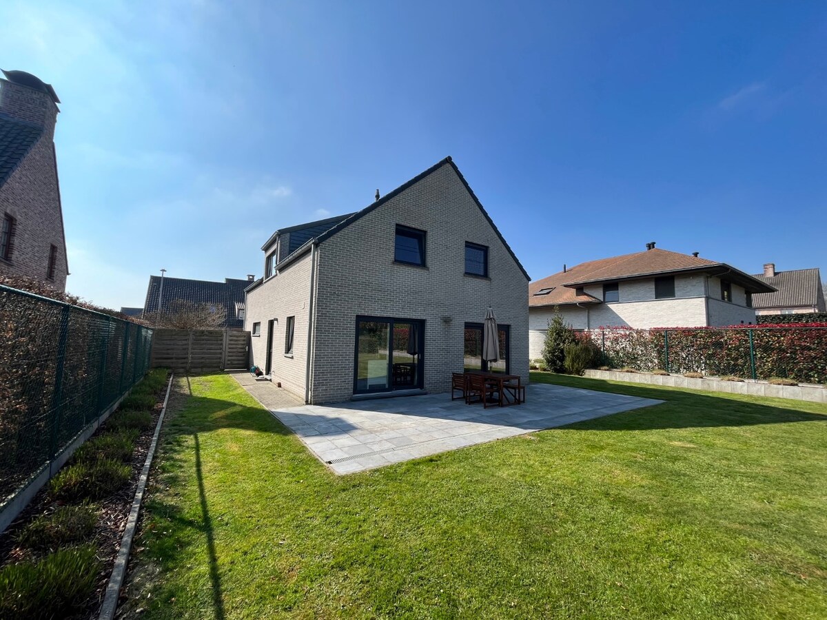 Ruime villa in residentiële wijk te Dikkelvenne 