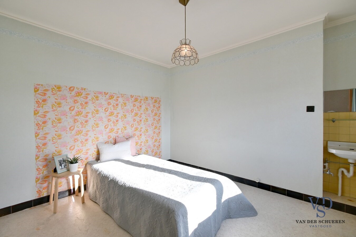 Degelijke, ruime woning (op te frissen). 