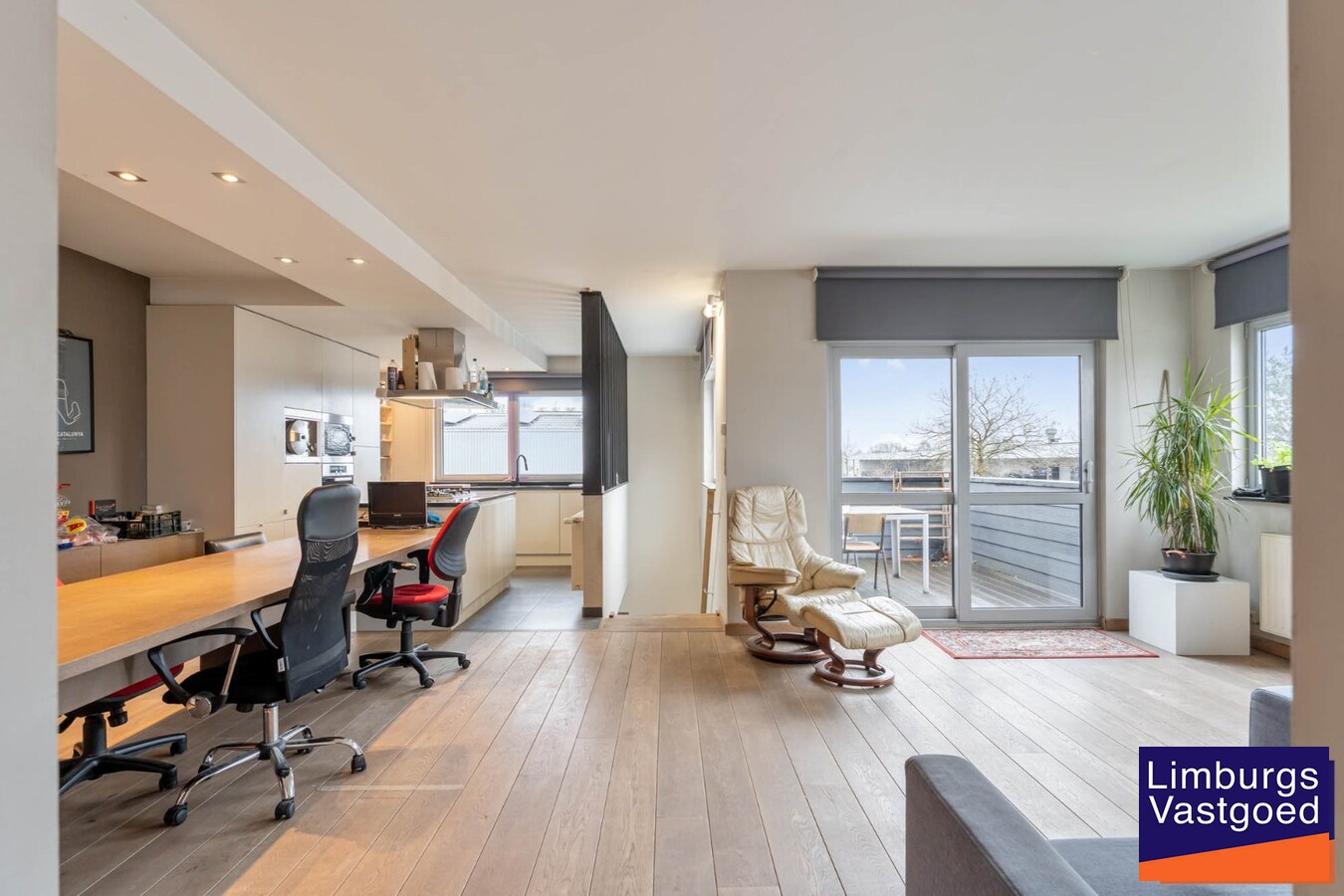 Industrieel gebouw, met woonst.1.696m², met kantoren 120m² + appartement 120m², Genk-Zuid 