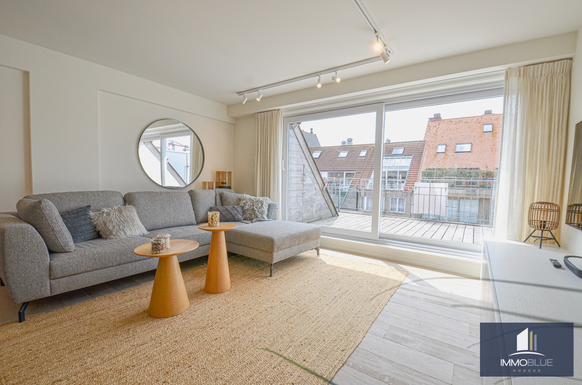 Appartement entièrement rénové avec deux grandes terrasses. 