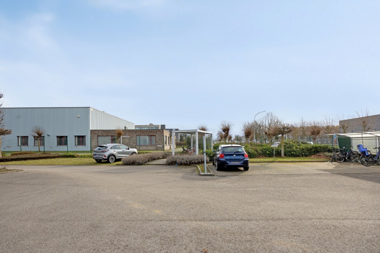 Kantoor te koop in het industriepark te Haasrode/Heverlee met 14 parkings - opp. 626 m² - verkoop van aandelen 