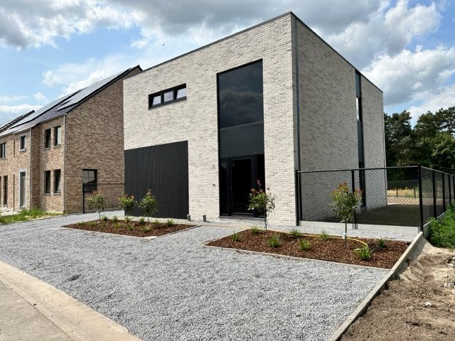 Comfortabele, hoog afgewerkte en energiezuinige nieuwbouwwoning gelegen in een rustige omgeving in Neeroeteren. 
