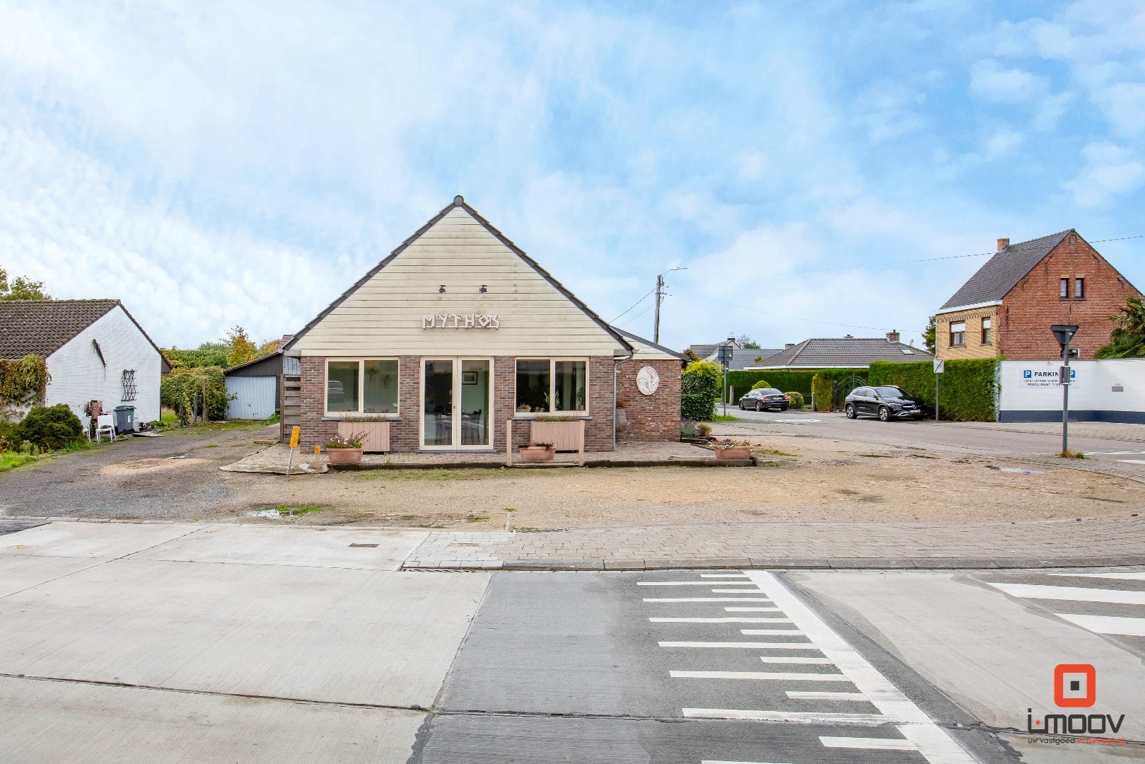 Ruim handelspand met appartement en tal van mogelijkheden in Hijfte (Lochristi) 