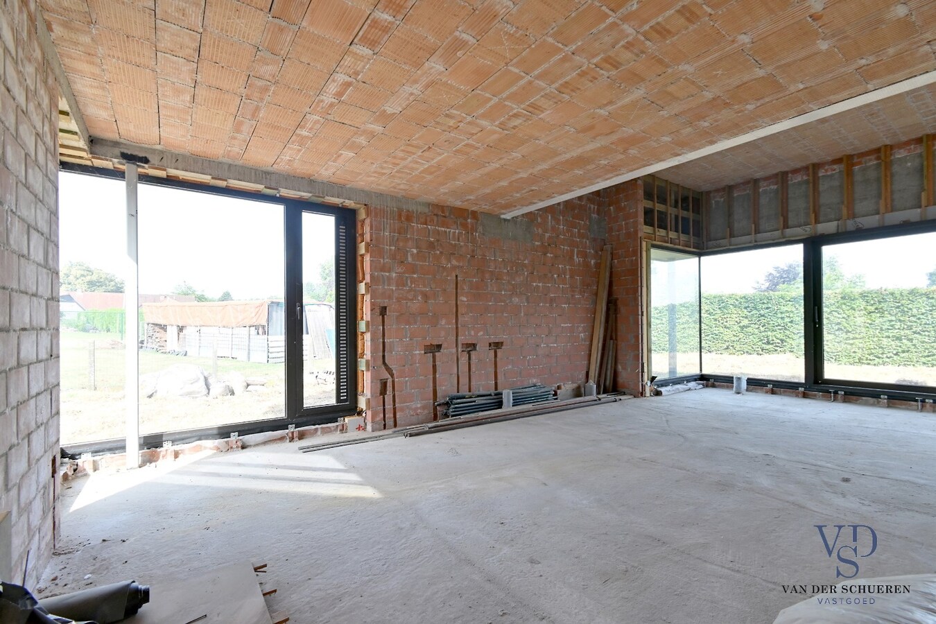 Eigentijdse woning (nog af te werken) te Vurste. 