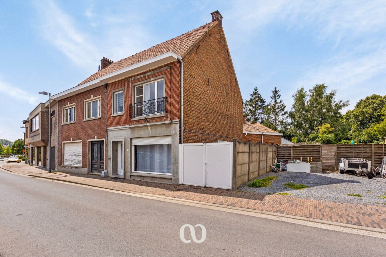 Op te knappen woning met 3 slaapkamer, oprit en garage op toplocatie 