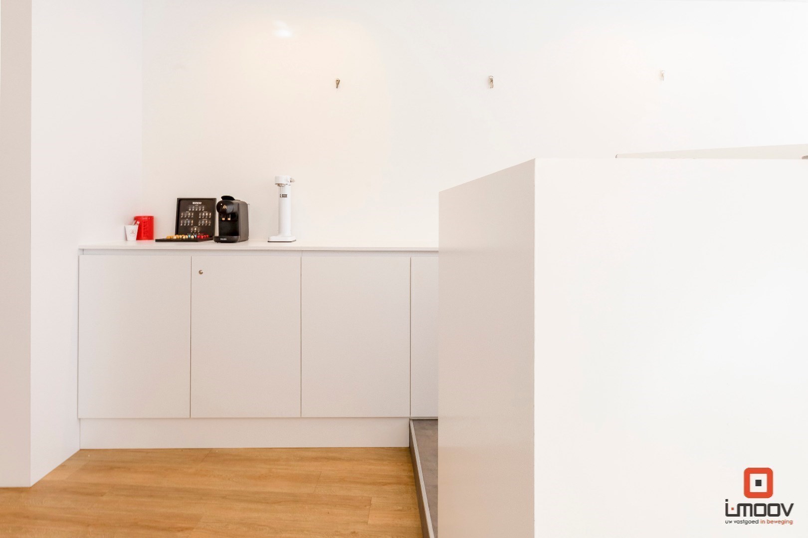 Modern en lichtrijk kantoor; praktijk- of winkelruimte op commercieel gunstige locatie 