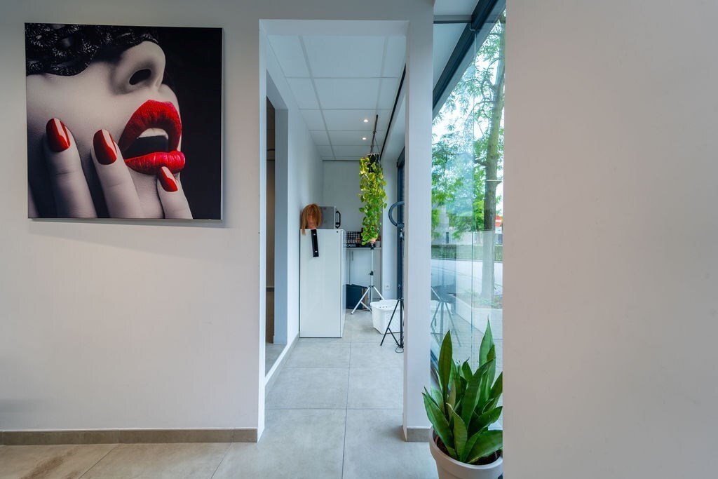 UITSTEKENDE OPBRENGSTENEIGENDOM - MODERNE COMMERCIËLE HANDELSRUIMTE MET BERGING OP TOPLOCATIE NABIJ HASSELT CENTRUM VANAF 295.000 EURO 