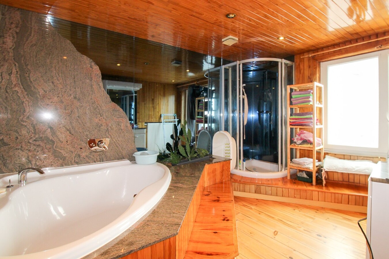 Veelzijdig handelshuis met woonst en luxueuze B&amp;B op toplocatie aan de Markt van Temse! 