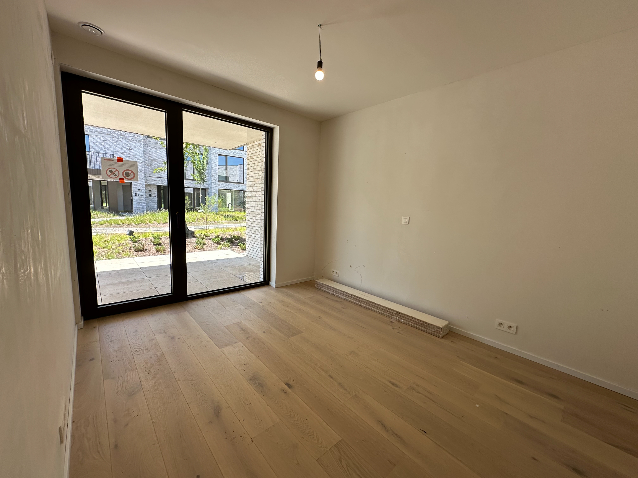 Exclusieve nieuwbouwwoning met 3 slaapkamers, ruime garage en zonnige terrassen op een rustige ligging in Knokke. 