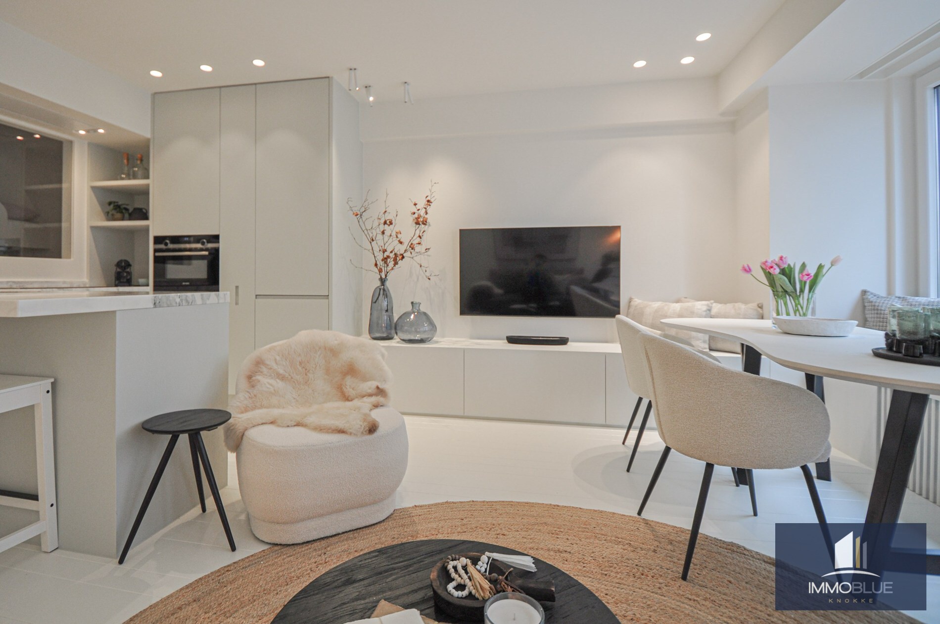 Volledig gerenoveerd appartement met een mooi zijdelings zeezicht gelegen in het Zoute. 