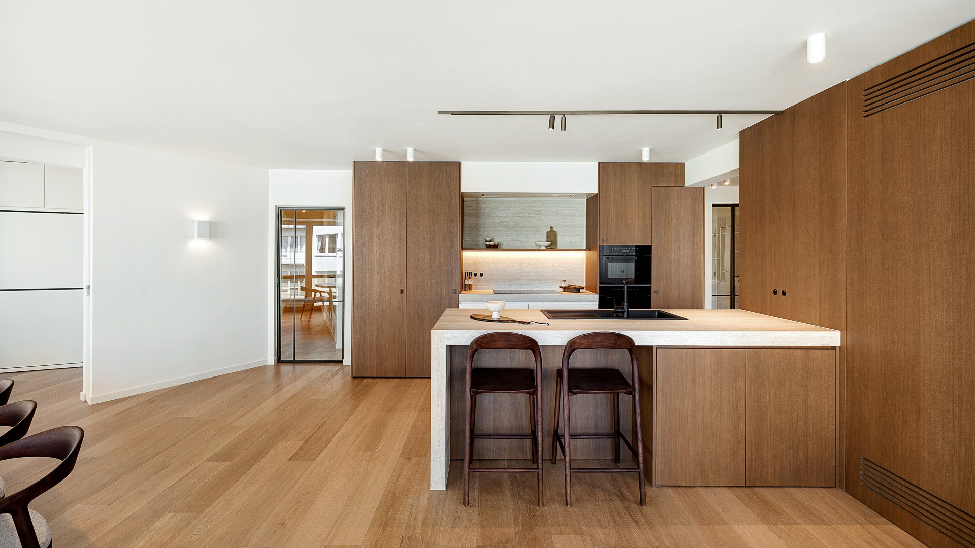 Appartement d'angle spacieux et luxueusement rénové avec des vues dégagées et une largeur de façade de plus de 16 mètres. 