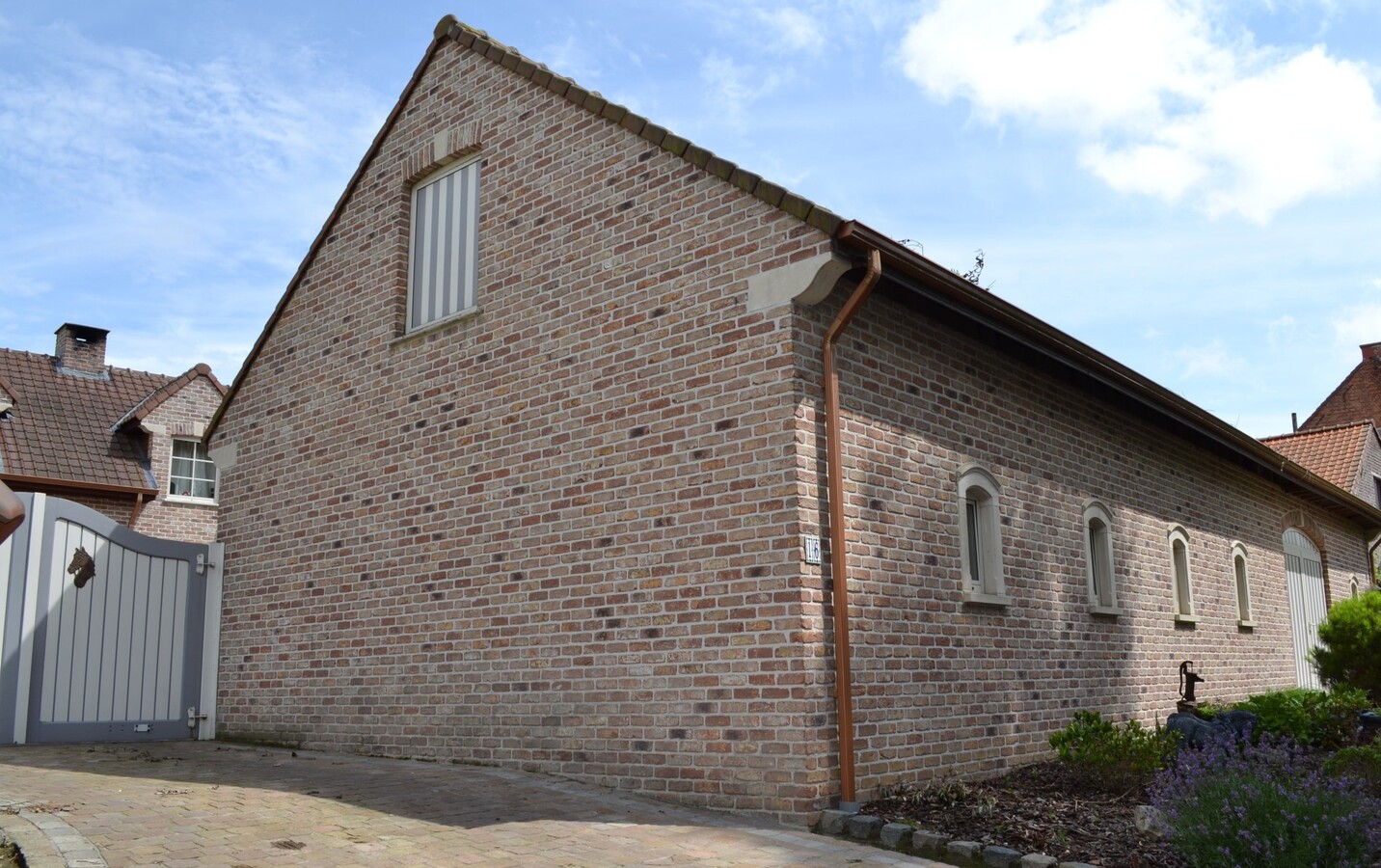 Récente ferme en carré d’environ 18a à Ninove avec possibilités de prairies supplémentaires 