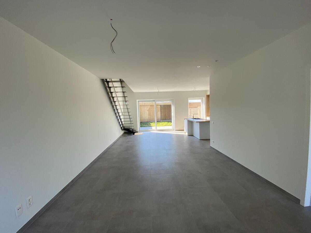 Uitstekend gelegen nieuwbouwwoning met autostaanplaats en fietsenberging 