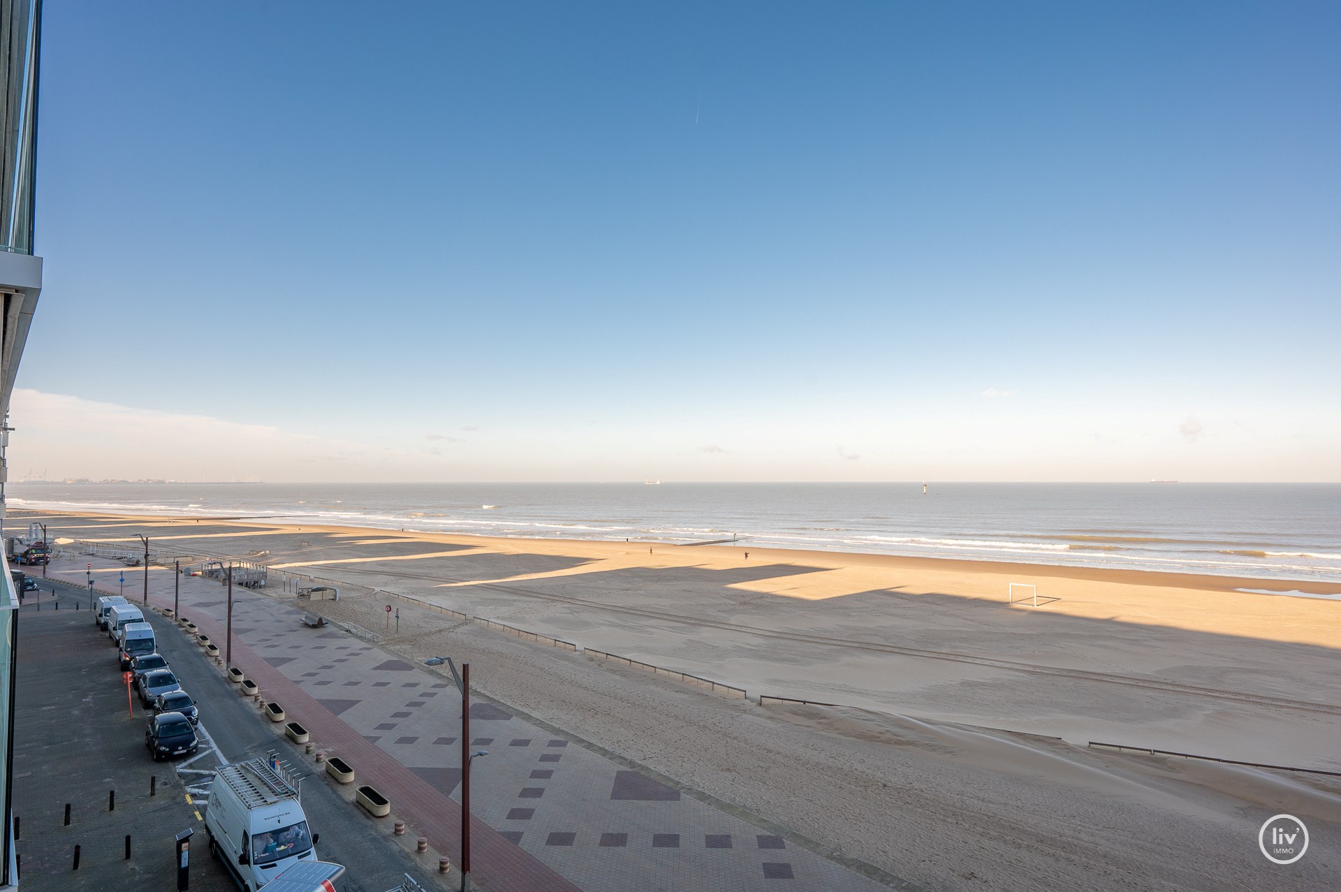 Magnifique appartement rénové avec une vue imprenable sur la mer, idéalement situé sur la digue du Zoute, à proximité de la place Albert. 