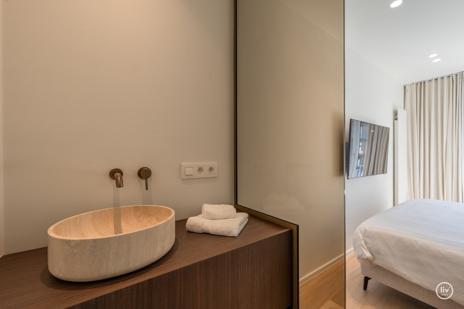 Appartement entièrement rénové avec terrasse situé sur l'avenue Lippens, près de la place Van Bunnen. 