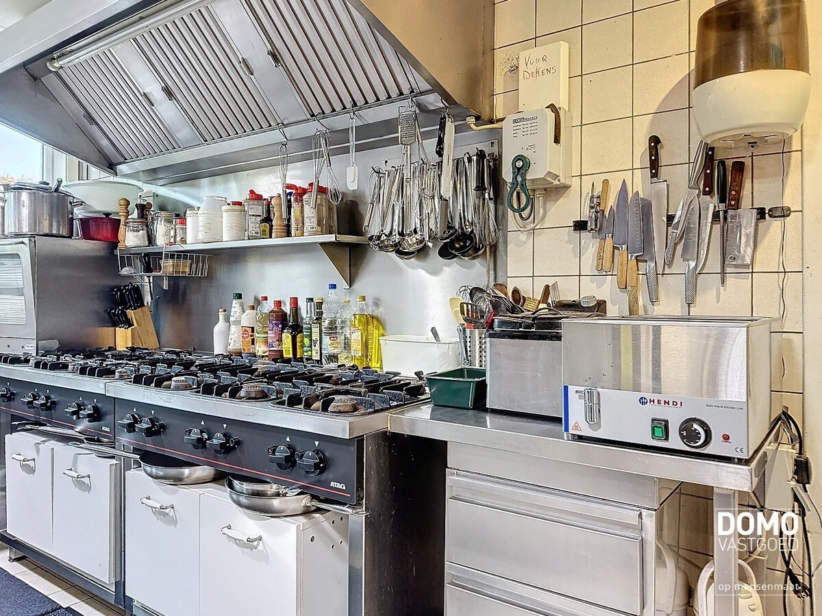 Handelshuis gunstig gelegen te Herk-De-Stad, momenteel ingericht als frituur 