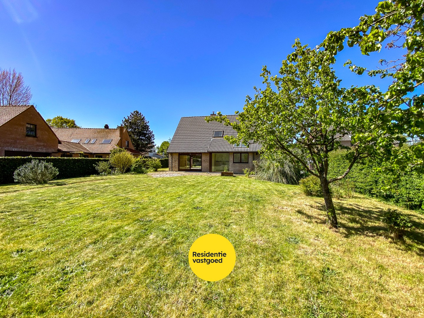 Ruime villa met 5 slaapkamers op 1082 m² te Oostduinkerke, gelegen vlakbij het natuurreservaat Hannecartbos. 