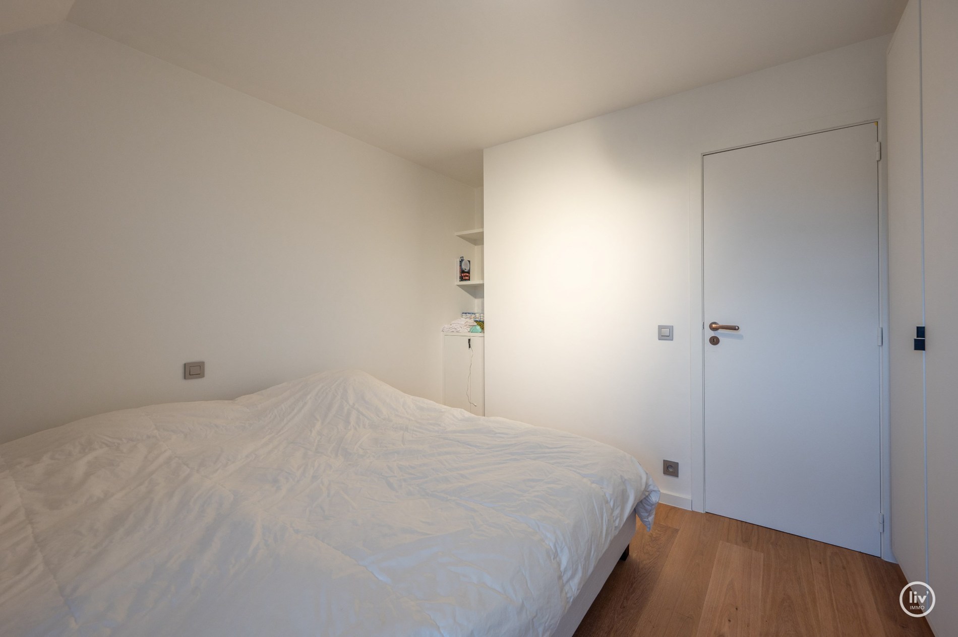 Prachtig gerenoveerd duplexappartement, ideaal gelegen vlakbij de Heilig Hartkerk in het hart van Knokke. 